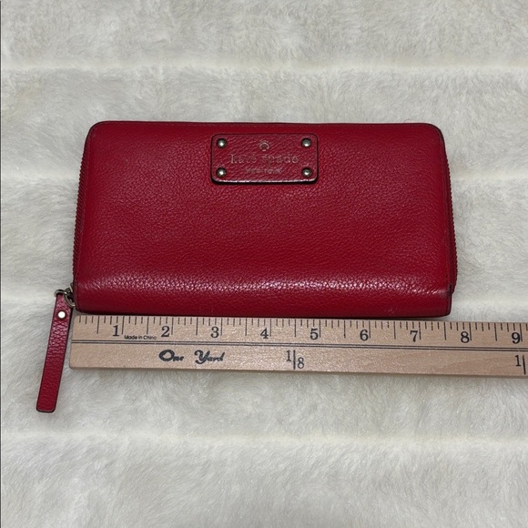 🔥🔥Kate Spade Red Pebbled Leather Zip Around Wallet with Logo Plate🔥🔥 - Picture 11 of 12